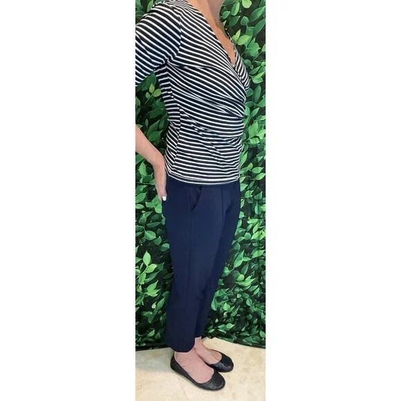 ✨ White House Black Market The Slim Crop Pants | Navy | Size 4 - Picture 4 of 8